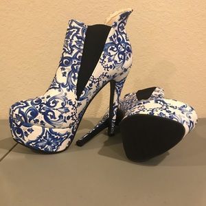 Show story blue and white platform heels size 38